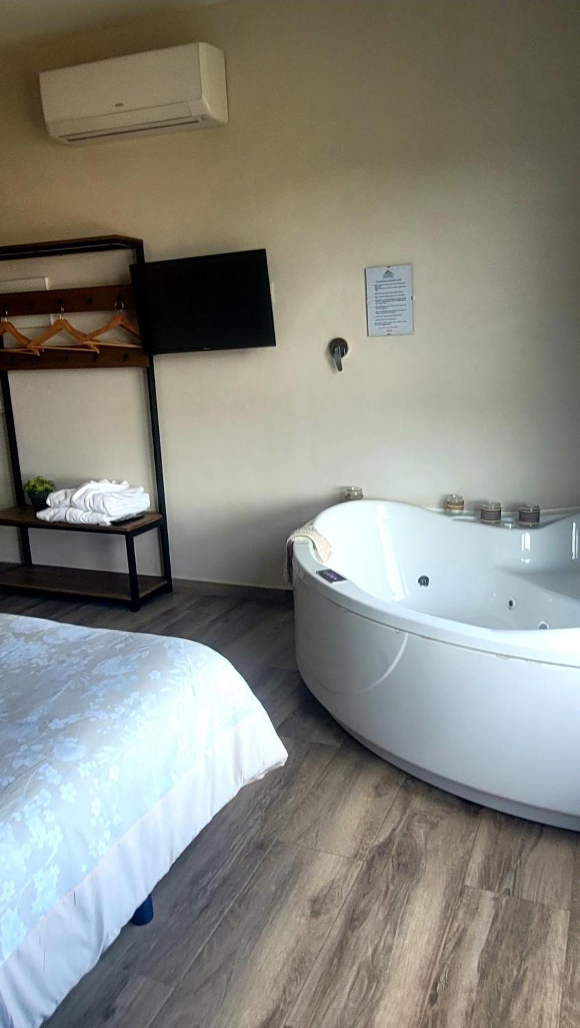 Casas Rurales Maribel - Complejo Moradas Del Cerro 2 - Suites Con Jacuzzi En Alcala Del Jucar Casas del Cerro Kamer foto